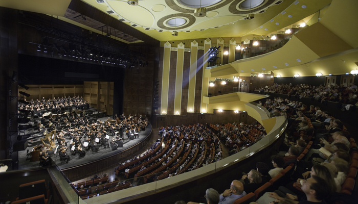 L'Orchestra del Teatro Lirico di Cagliari, diretta da Giampaolo Zucca, in concerto.