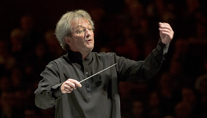 Gérard Korsten dirige, in prima esecuzione, la nuova composizione di Gabriele Cosmi